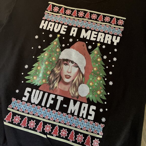Gildan Blac Merry Swift-Mas Christmas Swiftie Sweatshirt Womens Size M (XM6) - Picture 2 of 5